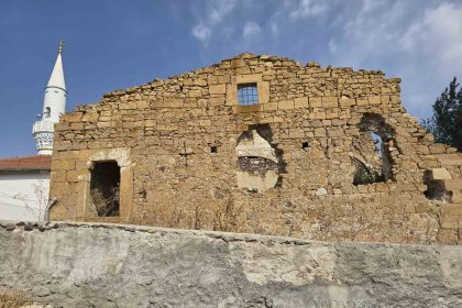 garipler-koyu-kilisesi-300-yillik-tarihiyle-zamana-direniyor