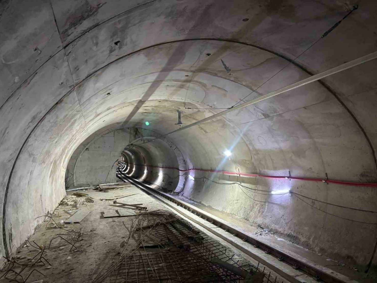 gebzede-4-kisiye-mezar-olan-binanin-yakinindan-gecen-metro-hattinin-ici-goruntulendi