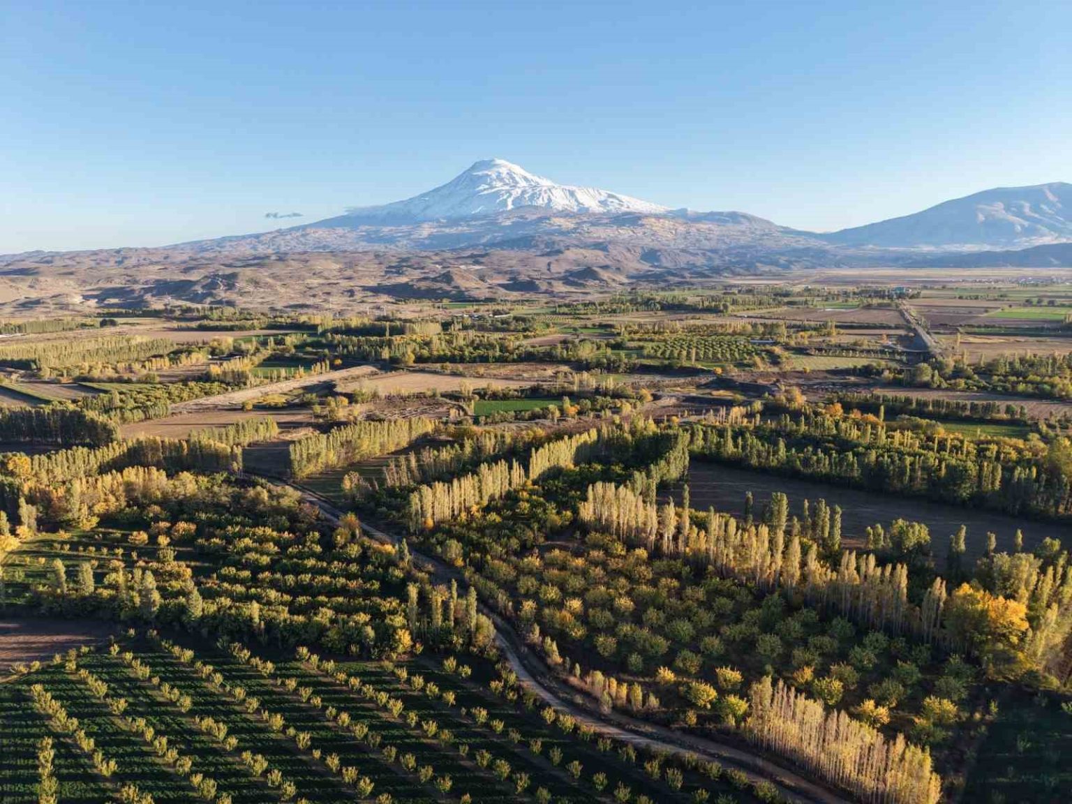 igdirin-renk-cumbusune-donusen-dogal-cenneti-irem-baglari-havadan-goruntulendi