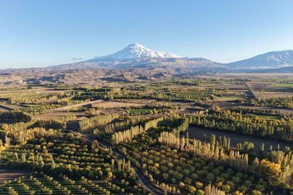 igdirin-renk-cumbusune-donusen-dogal-cenneti-irem-baglari-havadan-goruntulendi