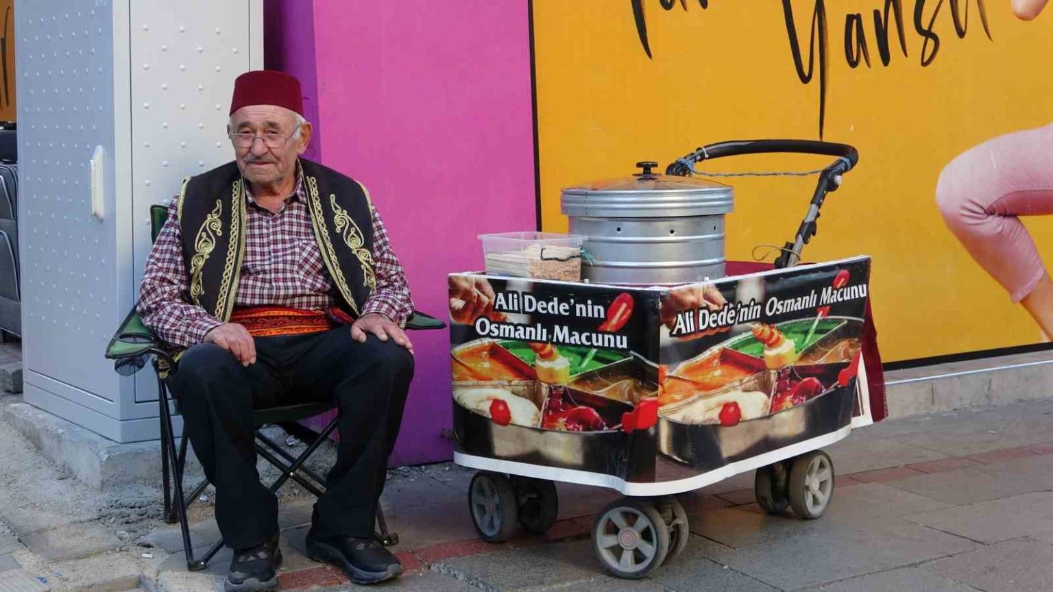 ispartada-11-yasinda-basladigi-mesleginde-65-yildir-sokaklarda