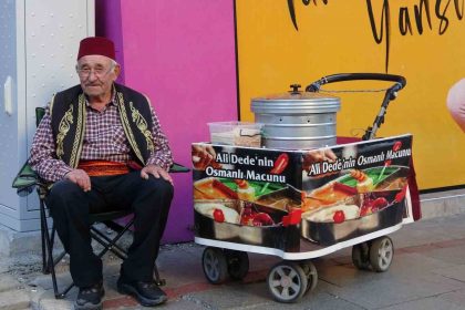 ispartada-11-yasinda-basladigi-mesleginde-65-yildir-sokaklarda