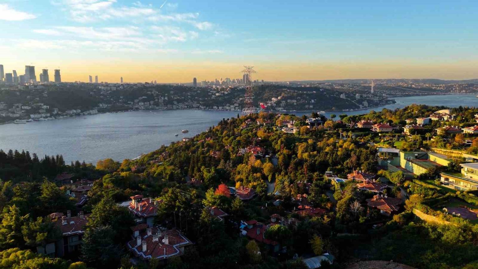 istanbul-bogazinda-gun-batiminda-mest-eden-sonbahar-manzarasi