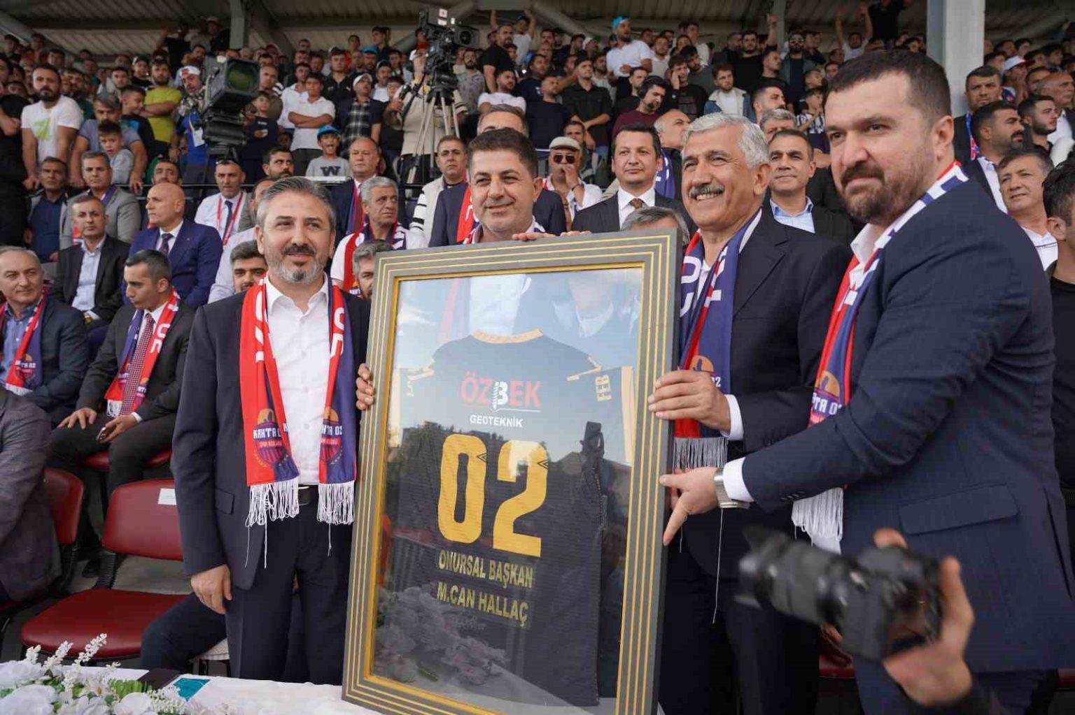 kahta-02-spor-kulubunden-baskan-hallaca-onursal-baskanlik-unvani