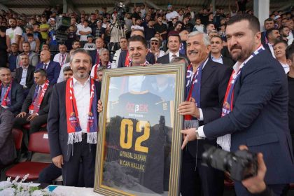 kahta-02-spor-kulubunden-baskan-hallaca-onursal-baskanlik-unvani