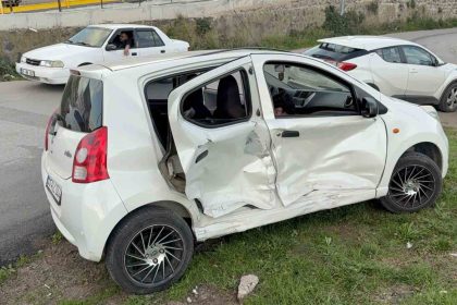 kavsakta-iki-otomobil-carpisti-2-yarali