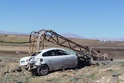 kontrolden-cikan-otomobil-elektrik-diregini-devirdi-1-yarali