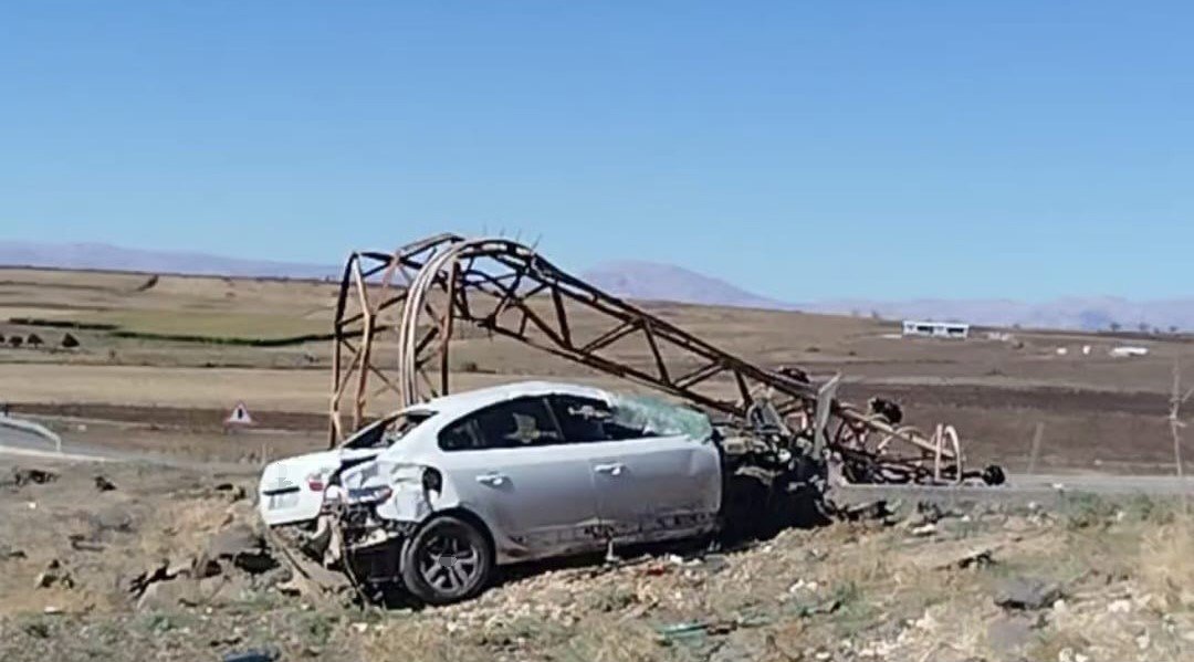 kontrolden-cikan-otomobil-elektrik-diregini-devirdi-1-yarali