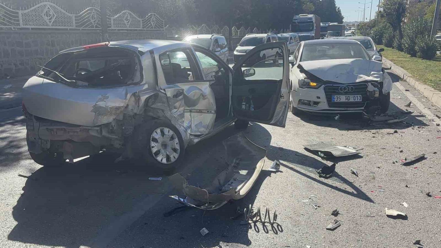 kontrolden-cikan-otomobil-karsi-seride-ucarak-iki-otomobile-carpti-4-yarali