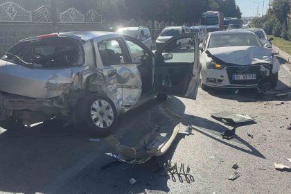 kontrolden-cikan-otomobil-karsi-seride-ucarak-iki-otomobile-carpti-4-yarali