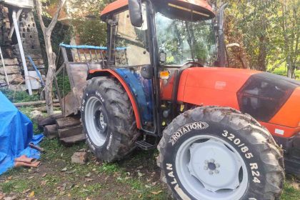 koy-muhtari-traktorle-kazan-arasinda-sikisarak-agir-yaralandi