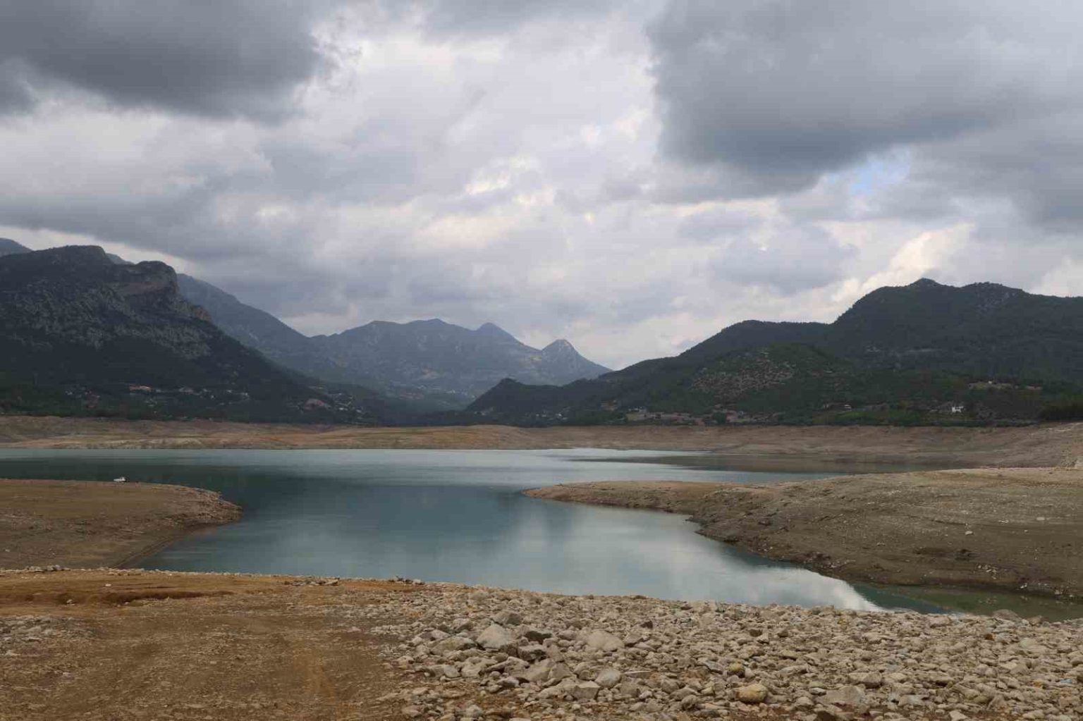 kozan-baraji-manzaranin-degil-kurakligin-simgesi-oldu