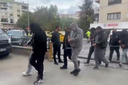 kusadasinda-es-zamanli-fuhus-operasyonu-5-tutuklama