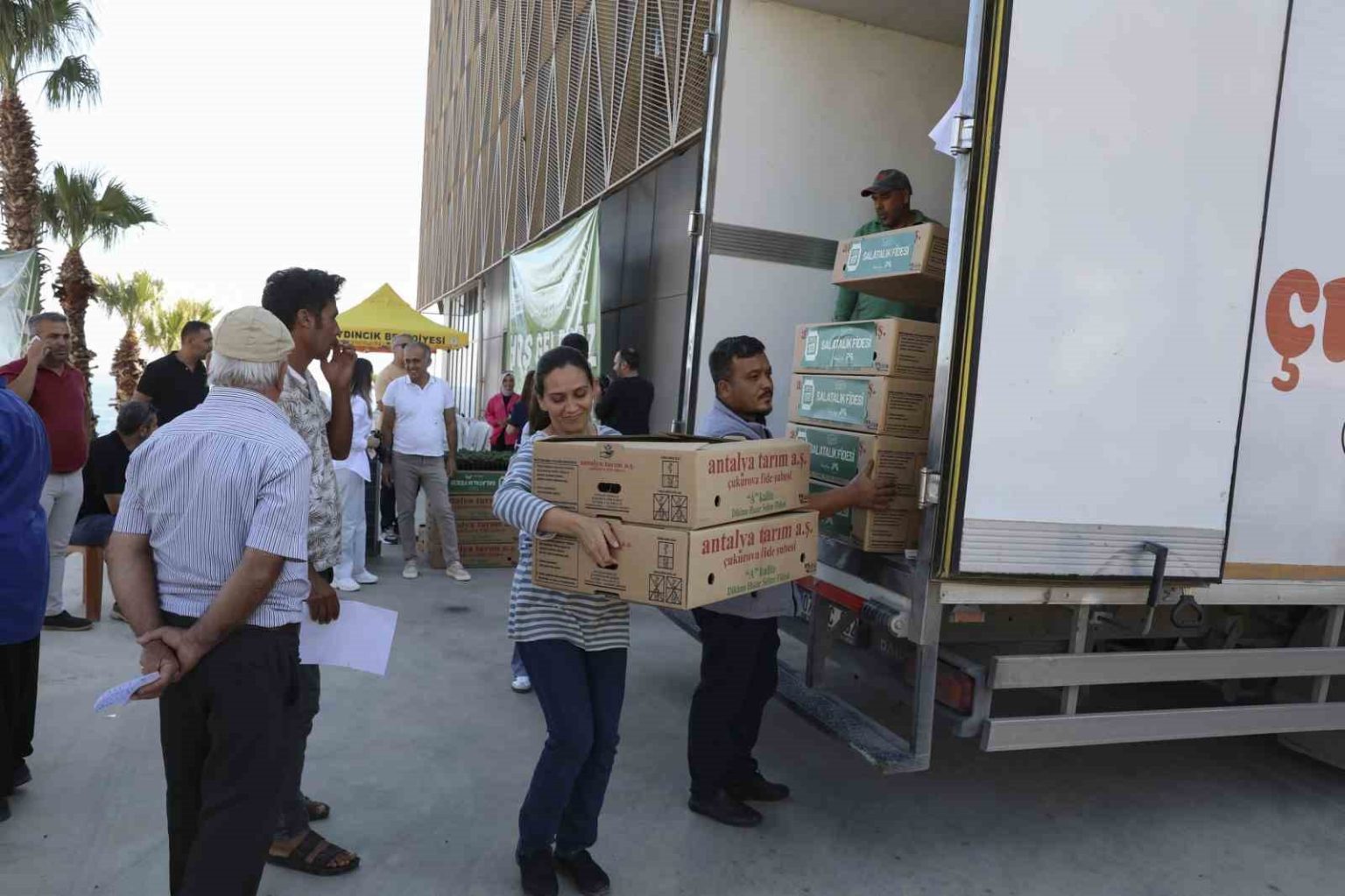 mersinde-ureticiye-fide-ve-gunes-paneli-destegi