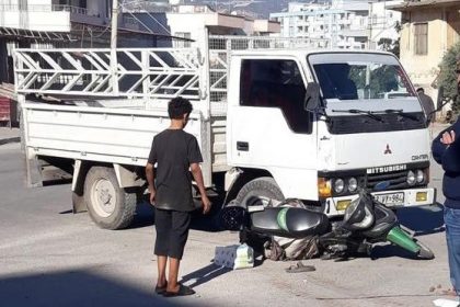 motosikletle-kamyonet-carpisti-kaza-ani-kameraya-yansidi