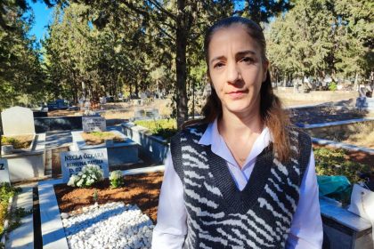 muteahhit-rekor-ceza-alinca-genc-kadin-anne-ve-babasinin-mezarinda-sukur-duasi-etti