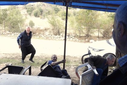 osmaniyede-dugunde-sandalyeler-domino-tasi-gibi-devrildi