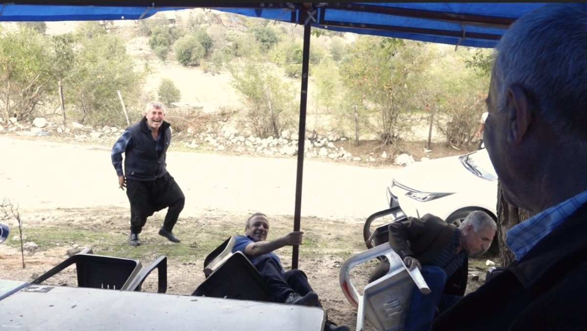 osmaniyede-dugunde-sandalyeler-domino-tasi-gibi-devrildi