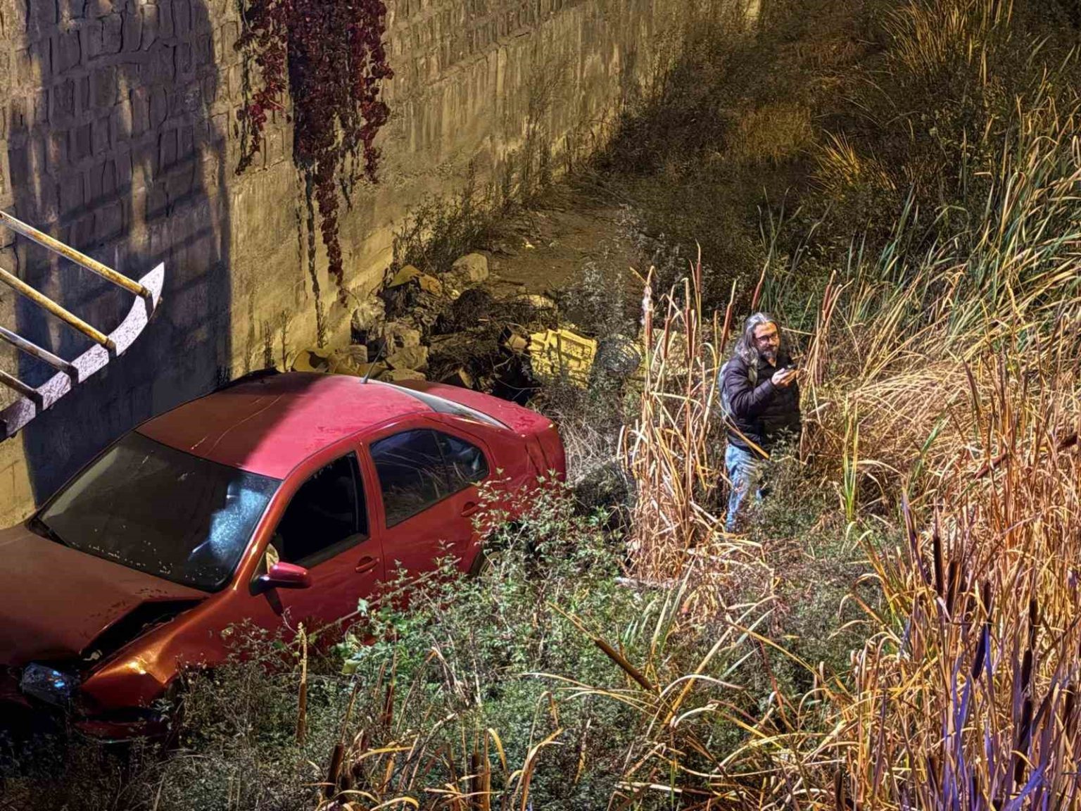 otomobil-5-metrelik-kanala-uctu-surucunun-burnu-bile-kanamadi