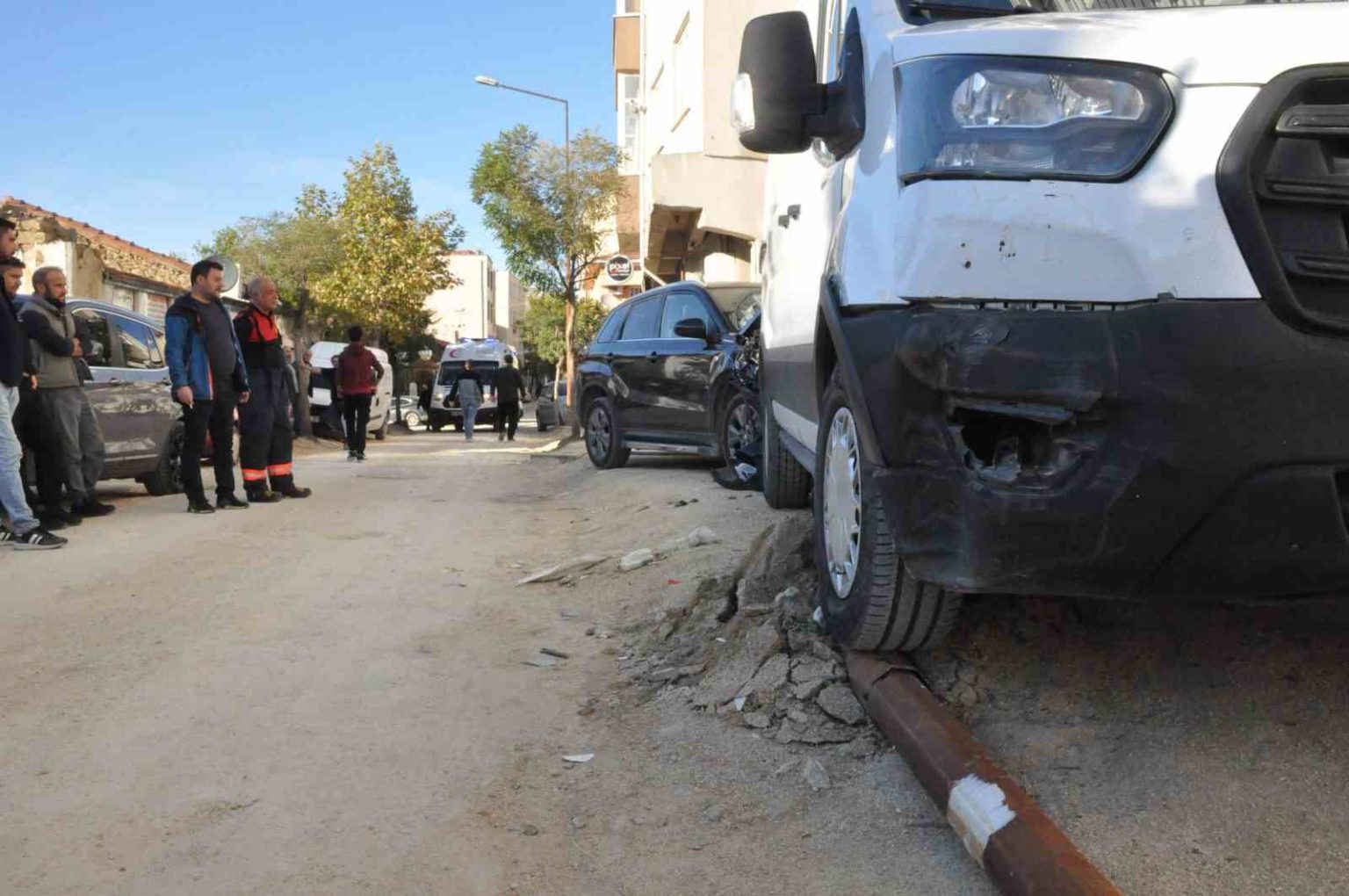 otomobilin-carptigi-kamyonet-aydinlatma-diregini-devirdi-2-yarali