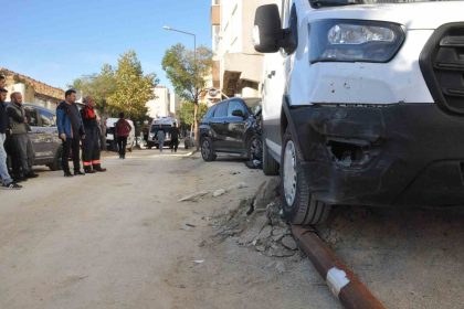 otomobilin-carptigi-kamyonet-aydinlatma-diregini-devirdi-2-yarali