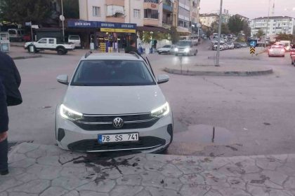 otomobilin-carptigi-yaya-yaralandi