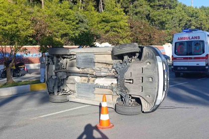 park-halindeki-araclara-carpip-yan-yatan-otomobilin-surucusu-yaralandi