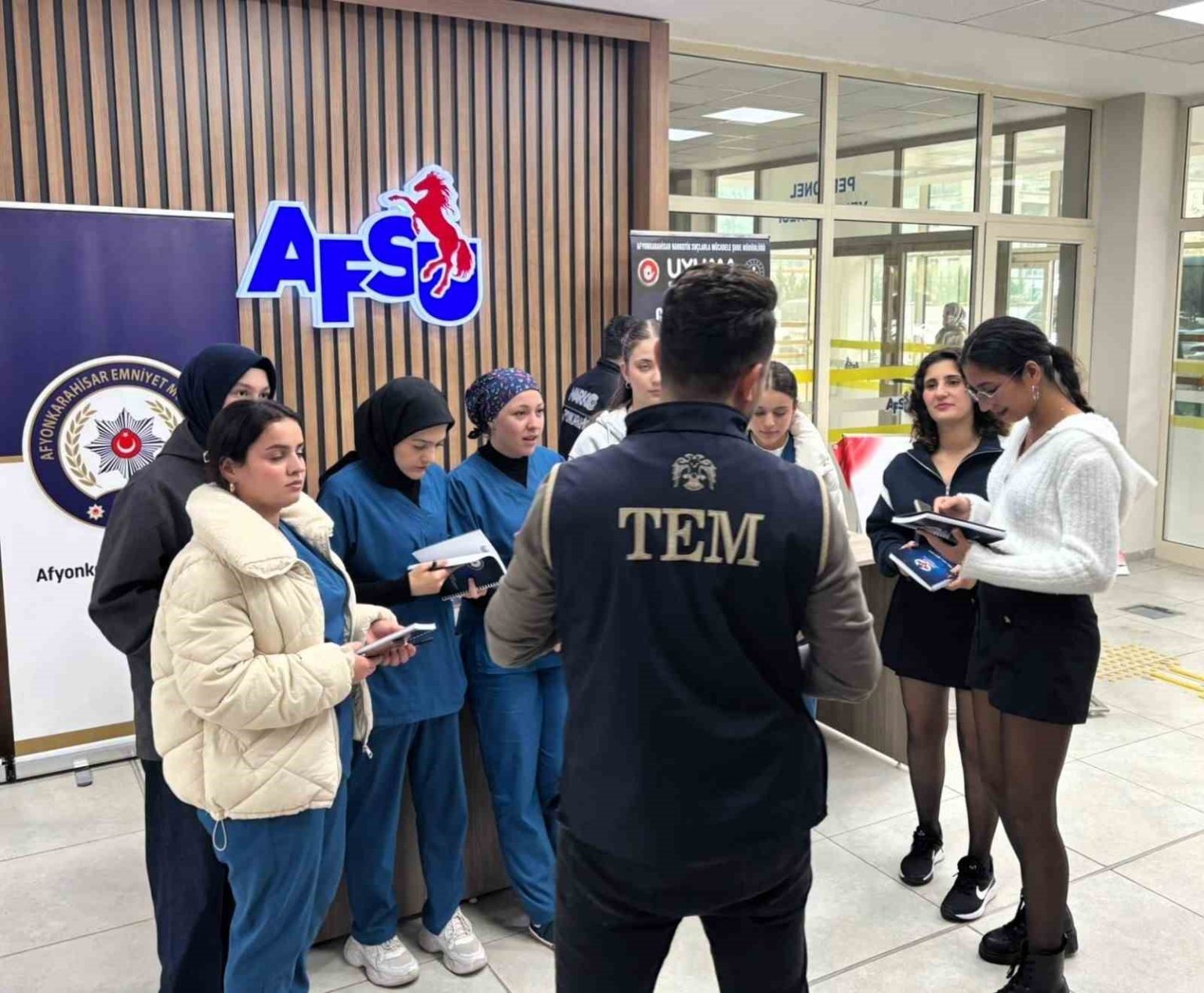 polisten-17-bin-universite-ogrencisine-terorle-ve-uyusturucuyla-mucadele-egitimi