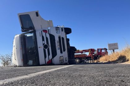 sanliurfada-tekstil-hammaddesi-yuklu-tir-devrildi