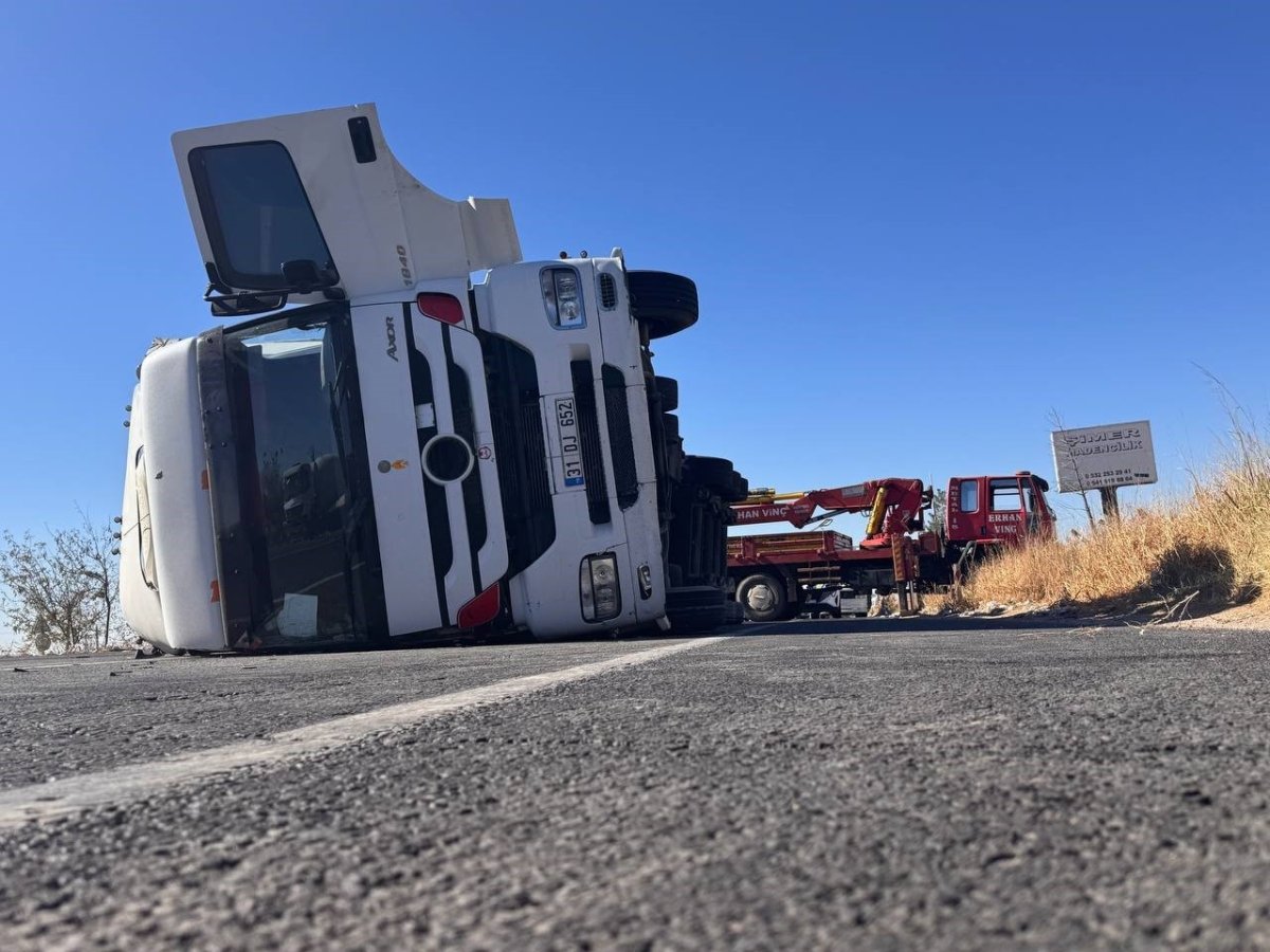 sanliurfada-tekstil-hammaddesi-yuklu-tir-devrildi