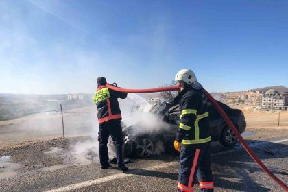 seyir-halindeki-otomobil-yandi