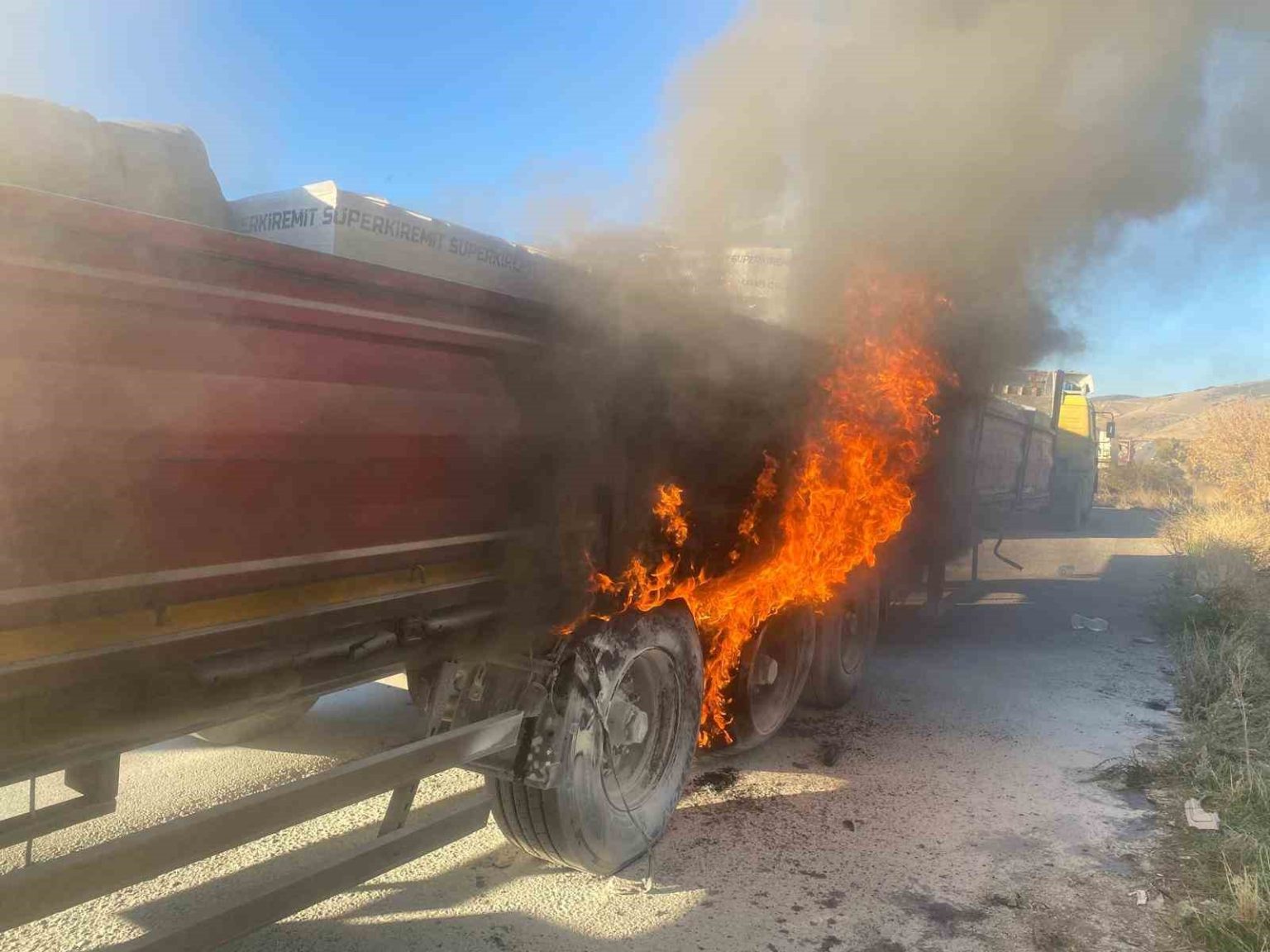 seyir-halindeki-tirda-cikan-yangin-korkuttu