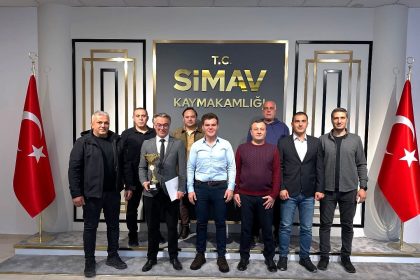 simav-kaymakami-karaloglu-sampiyon-voleybol-takimini-kabul-etti