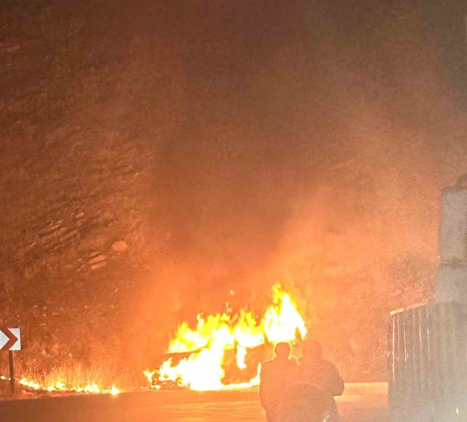 sirnakta-seyir-halindeki-arac-alev-aldi