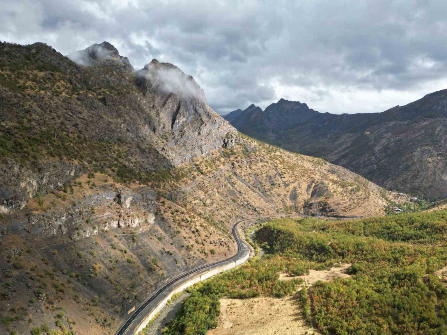 sonbaharda-mese-ormanlari-kartpostallik-goruntuler-olusturdu