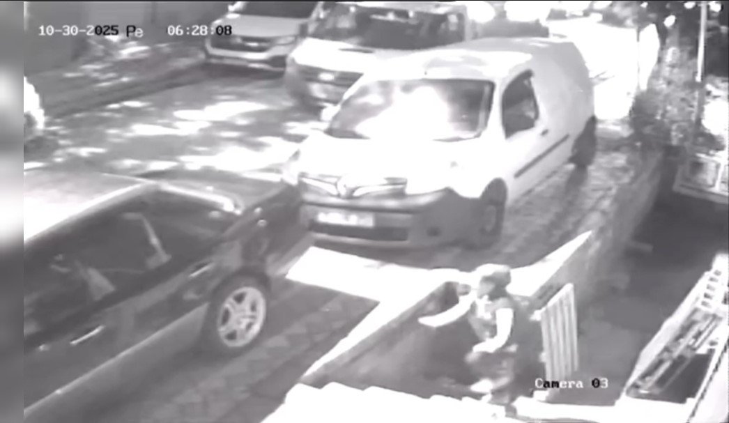 sultangazide-paletleri-kamyonete-yukleyip-caldilar-1i-kadin-2-hirsiz-rahat-tavirlariyla-dikkat-cekti