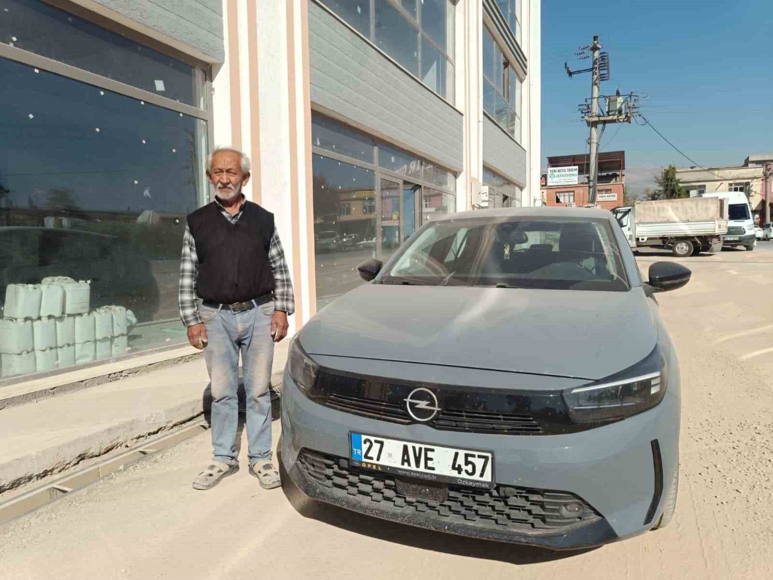 supheli-bomba-duzenegi-nedeniyle-engelli-cocugu-icin-aldigi-arac-zarar-gordu