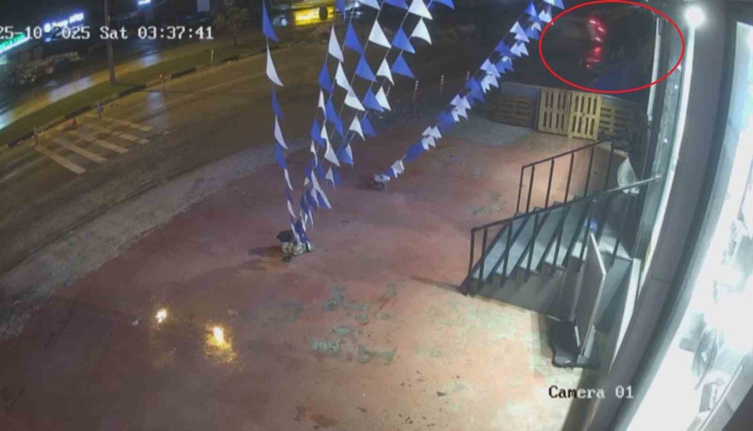 surucusunun-kontrolunu-kaybettigi-hafif-ticari-aracin-takla-atarak-sarampole-uctugu-anlar-kamerada