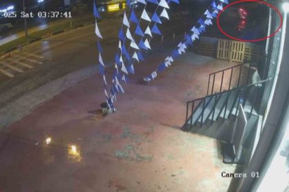 surucusunun-kontrolunu-kaybettigi-hafif-ticari-aracin-takla-atarak-sarampole-uctugu-anlar-kamerada