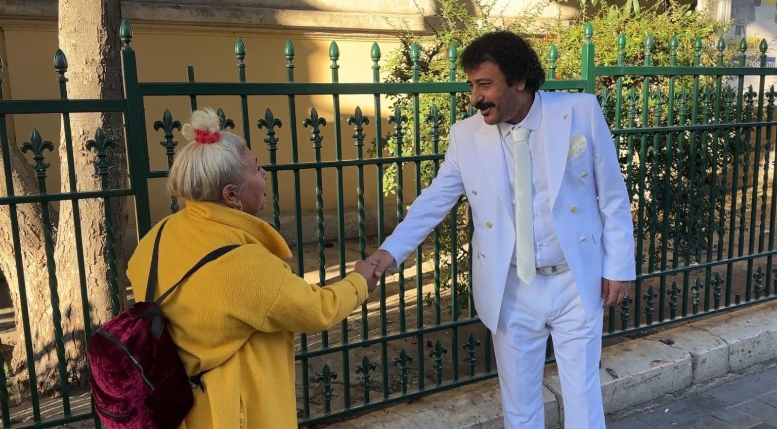 tarziyla-muslum-gursese-benzeyen-vatandas-taksimde-ilgi-gordu