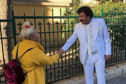 tarziyla-muslum-gursese-benzeyen-vatandas-taksimde-ilgi-gordu