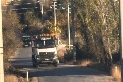 tekoren-yolunda-uzayan-agac-dallari-suruculere-zorluk-yasatiyor