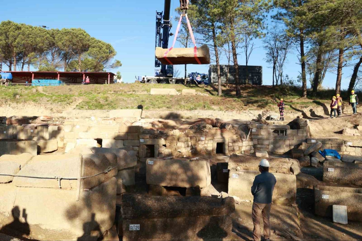 tios-antik-kentinde-bulunan-roma-donemi-lahitleri-torenle-acildi