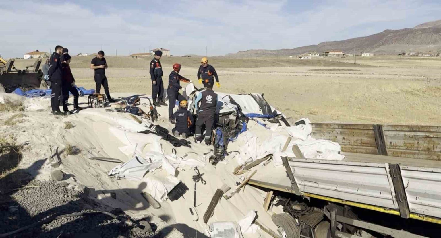 tir-sarampole-dustu-surucu-kum-altinda-kalan-kabin-icerisinde-can-verdi