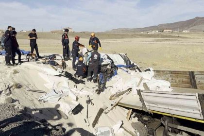 tir-sarampole-dustu-surucu-kum-altinda-kalan-kabin-icerisinde-can-verdi