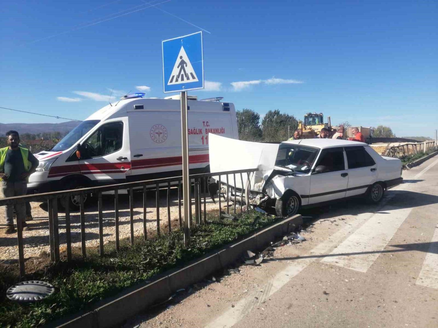 tokatta-kaza-yapan-otomobil-bariyere-girdi