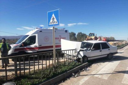 tokatta-kaza-yapan-otomobil-bariyere-girdi