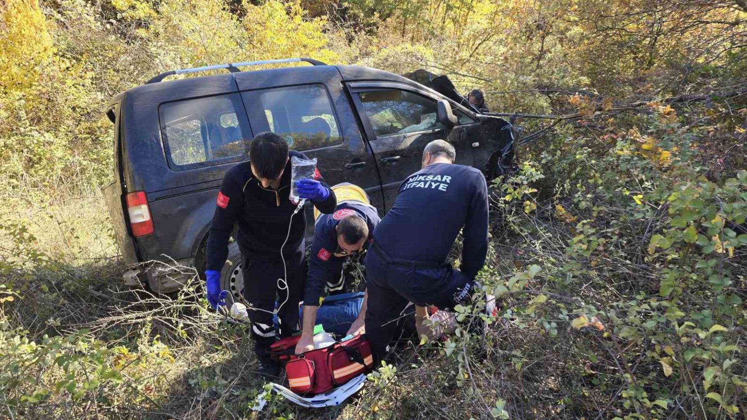 tokatta-ucuruma-yuvarlanan-aractan-2-kisi-sag-kurtuldu