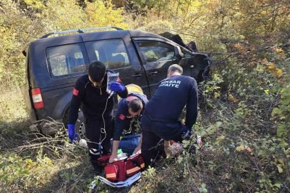 tokatta-ucuruma-yuvarlanan-aractan-2-kisi-sag-kurtuldu