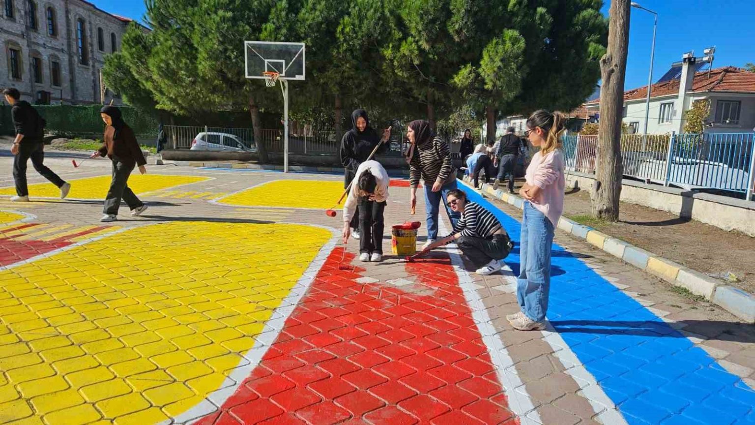 universiteli-genclerden-ilkokula-cocuklar-icin-oyun-alani